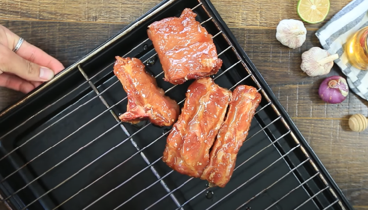 Cho thịt lên vỉ nướng và cho vào lò với nhiệt độ ở mức 200 độ C