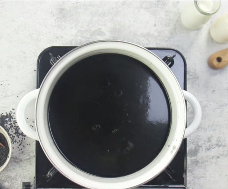 Cho phần nước cốt mè đen, sữa đặc và sữa tươi không đường vào nồi đun lên, khuấy đều 