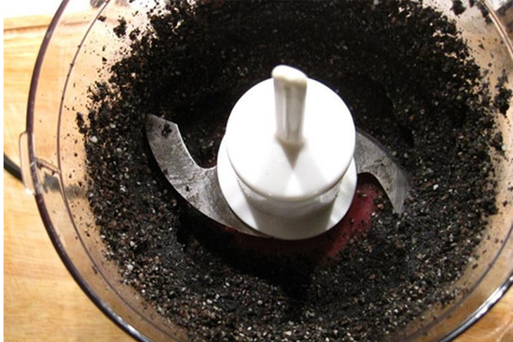 Cho mè đen, yến mạch và ít nước lọc vào máy xay, xay nhuyễn tạo nên hỗn hợp 