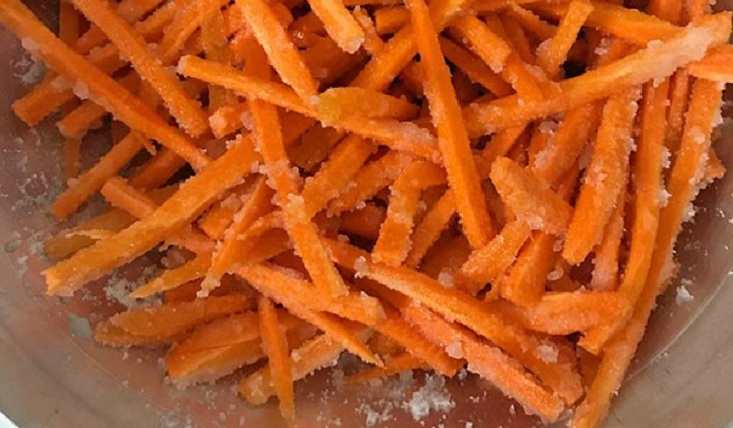 Vớt cà rốt ra để ráo ra, rồi cho đường vào trộn đều cho hỗn hợp hòa quyện