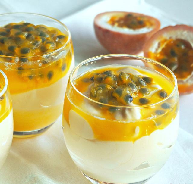 Hoàn thành các bước làm bánh panna cotta chanh dây 