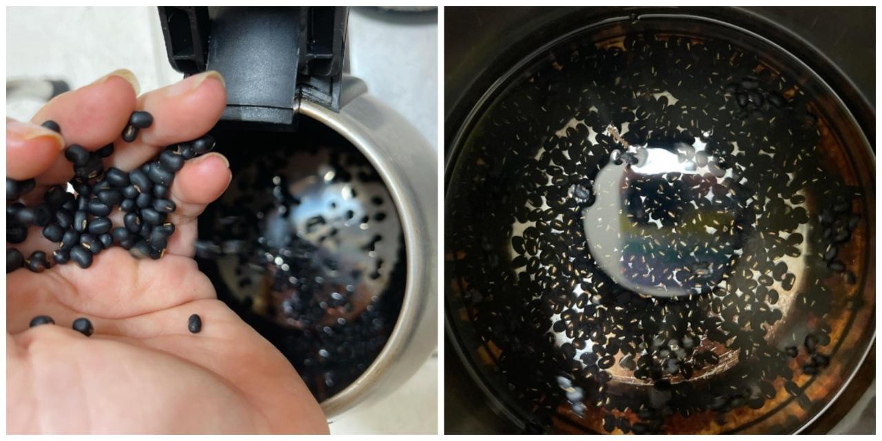 Cho 2 nắm đậu đen rang vào bình đun siêu tốc đã chuẩn bị sẵn nước, rồi bật ấm nấu