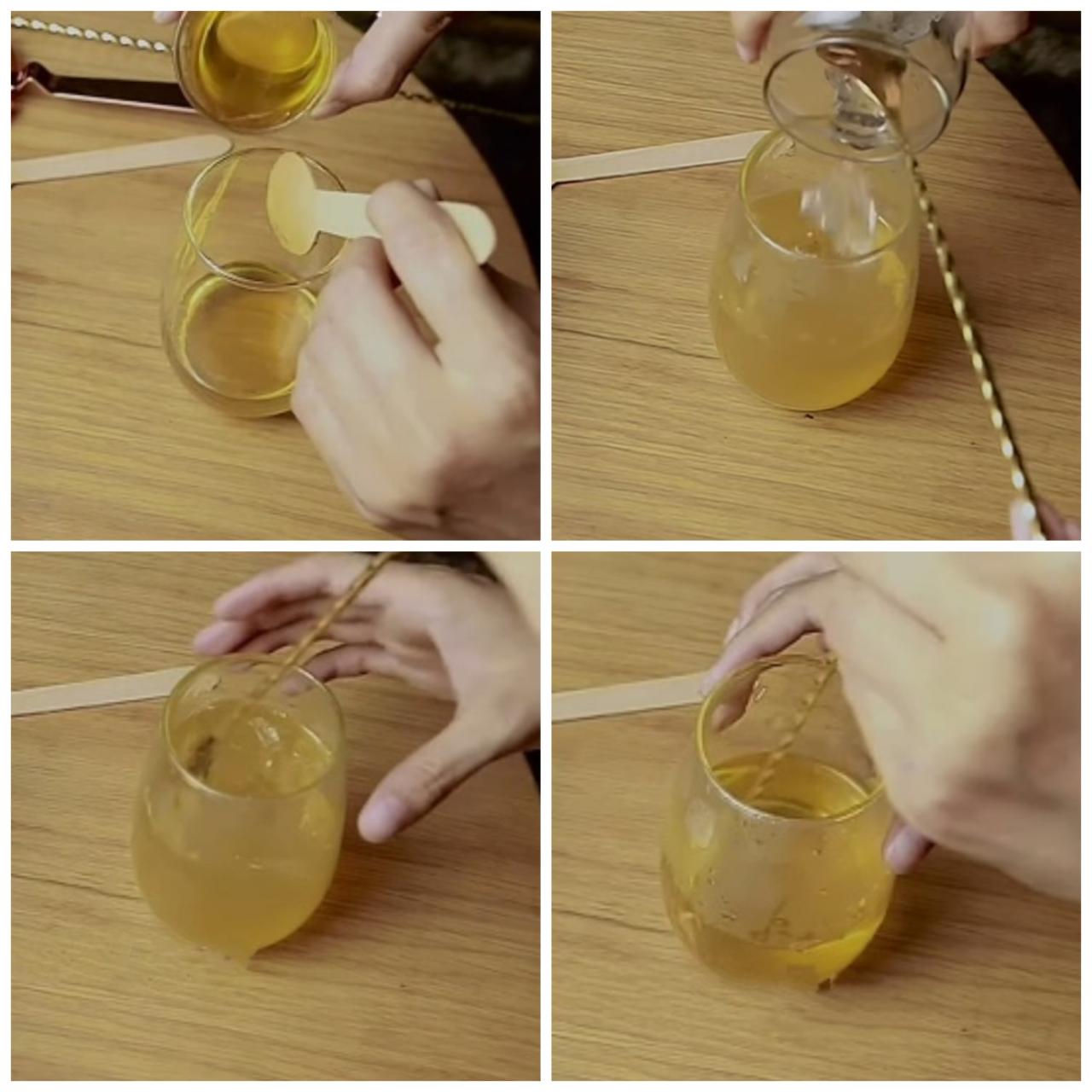 Cho mật ong và nước cốt trà vào ly, rồi khuấy đều cho hòa quyện lại