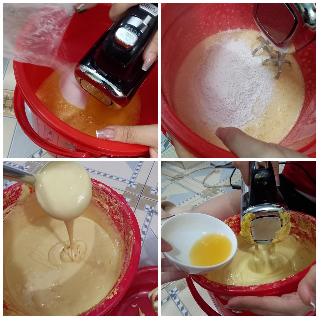 Trứng gà sau khi đánh xong tiếp tục cho vào đường cát, dùng máy đánh cho đường được hòa tan 