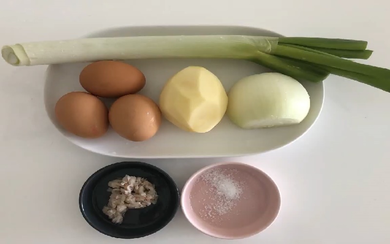 Nguyên liệu nấu canh khoai tây với trứng 